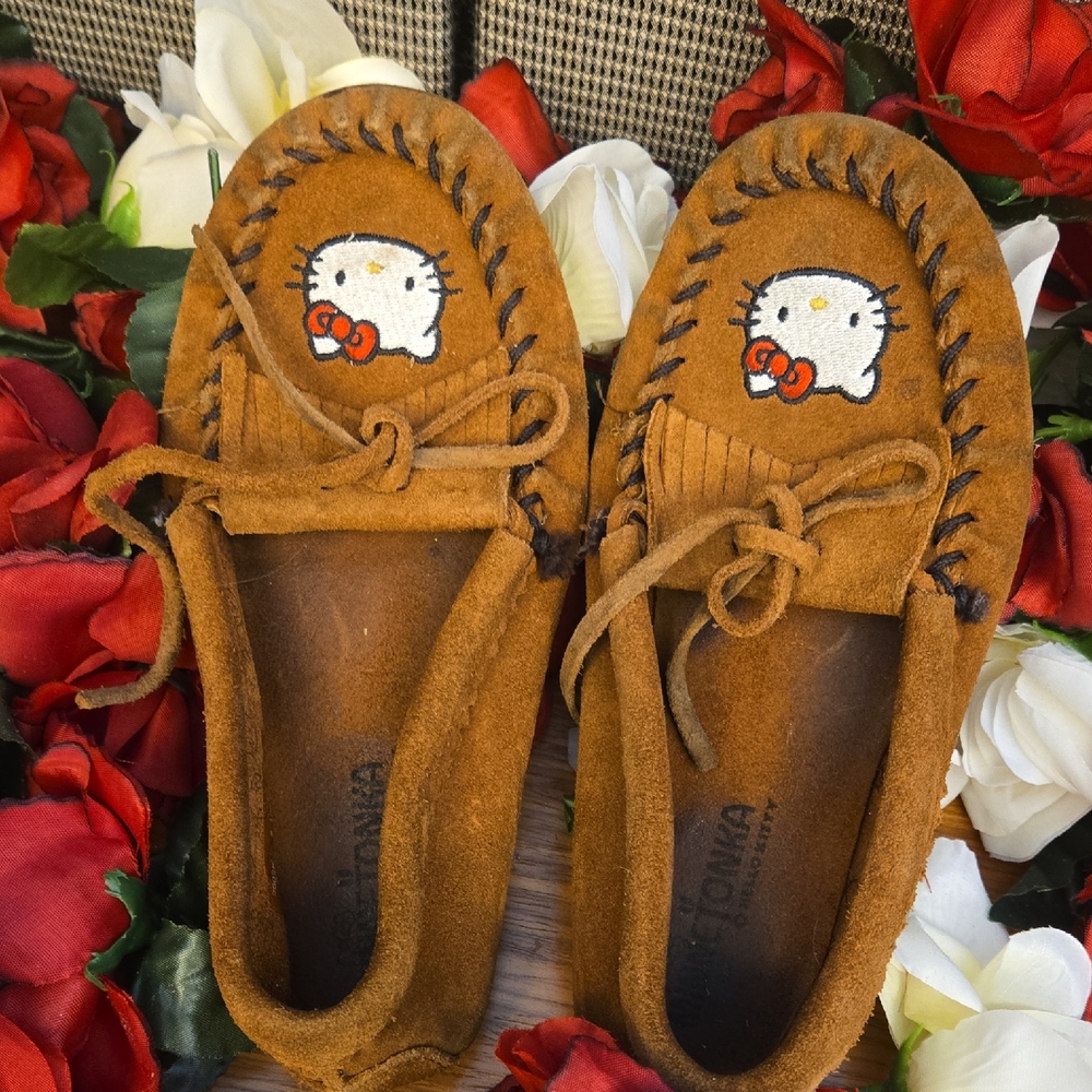 Minnetonka x Hello‎ Kitty Suede Moccasins – Kids Size 2